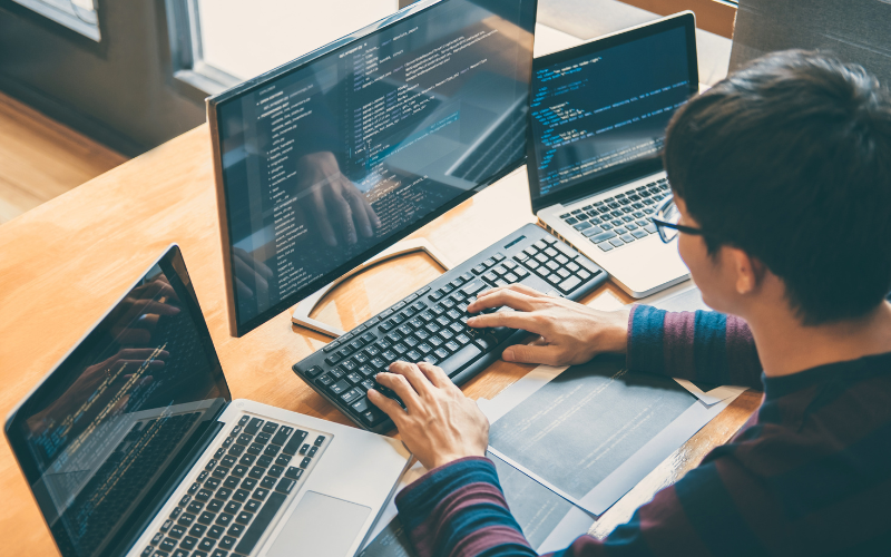 Full-Stack Developer là người có thể làm việc ở cả 2 phần front-end và back-end của một hệ thống